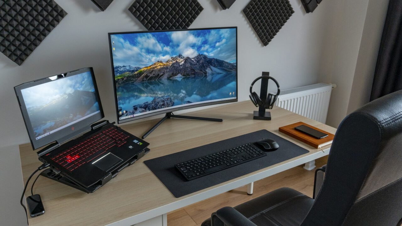 Home office monitor and laptop setup for choosing monitor size